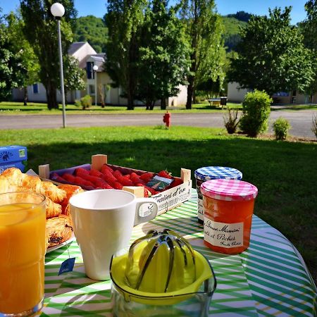 La Maison Bleue, Village Vacances, Piscine, Parking Saint-Geniez-dʼOlt 외부 사진