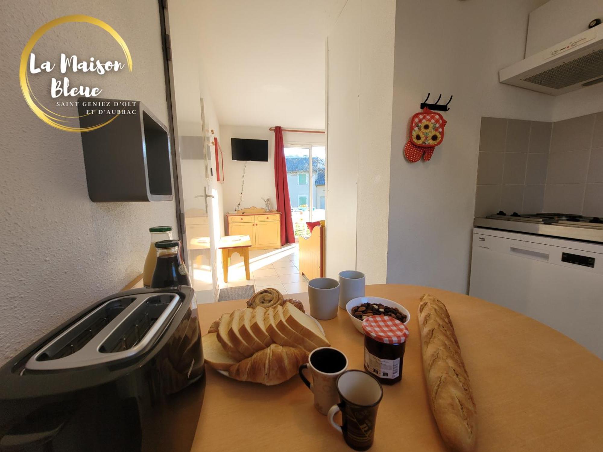 La Maison Bleue, Village Vacances, Piscine, Parking Saint-Geniez-dʼOlt 외부 사진